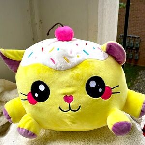 Yellow Smoochy Pals Cat Cupckake